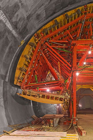 Bypass tunnel Sochi, Russia - For moving the carriage to the next emergency bay, PERI developed an accurately-defined working sequence by which the formwork segments could be hydraulically folded and lowered.