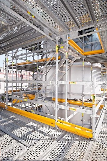 De toegangstechniek werd geïntegreerd in de steigerconstructie bij Biocel Paskov met behulp van 75 cm brede trappenarmen van PERI