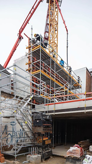 De PERI UP Flex trappentoren werd ingezet voor de veilige toegang naar het terras aan de achtergevel van een woning in Gent. 