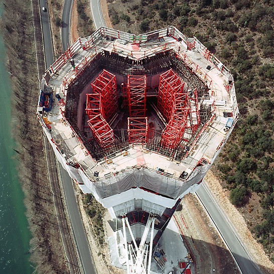 Viaduc de Millau, France - Flexibly-adapted working platforms provided safe working conditions for all personnel even for the varying pier cross-sections.