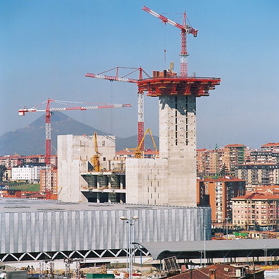 Centrul expozițional Bilbao, Spania - Începerea operațiunilor de cofrare pentru construcția în formă de pălărie pe suport realizat din eșafodaje ancorate în pereții nucleului central. 