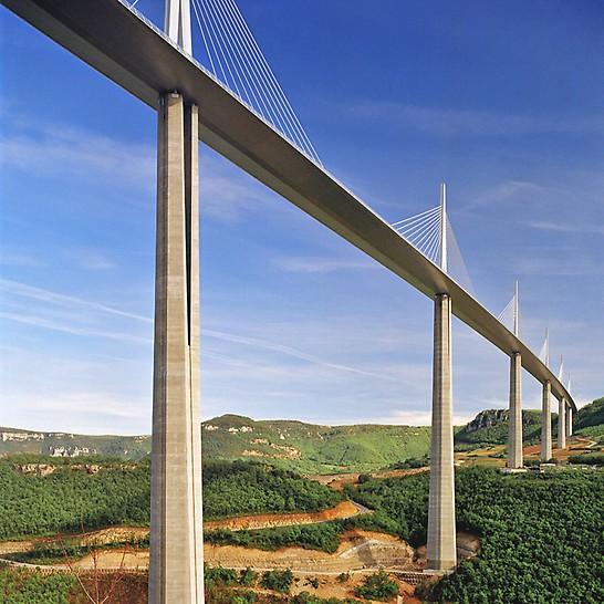 Viaduc de Millau, Francuska - kompliciran oblik tijela vijadukta zahtijevao je prilagodbu odn. posebnu pripremu elemenata za svaki odsječak betoniranja. 