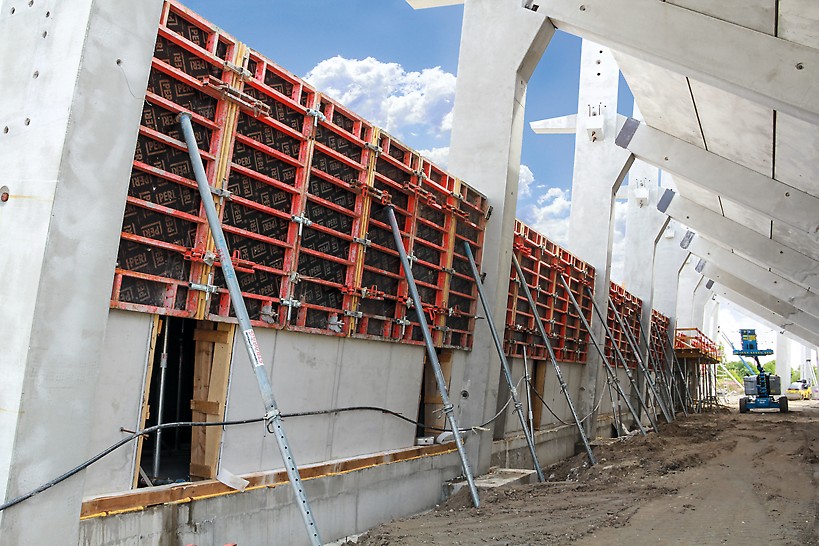 TRIO falzsaluzat a lelátó előregyártott pillérei közötti monolit látszóbeton falak készítése során. 