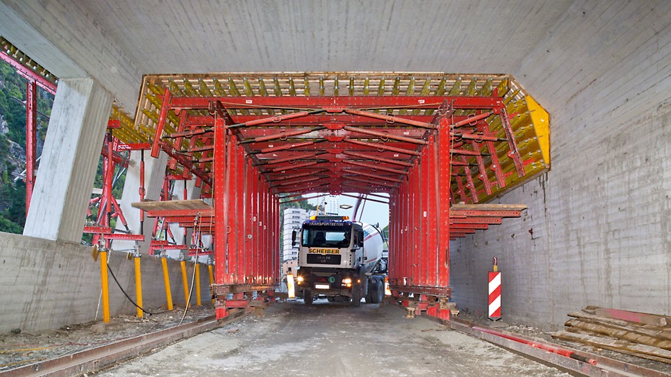 Marchlehnergalerie, Sölden, Österreich - Das PERI Schalungskonzept bestand aus einem 13,50 m langen Deckenschalwagen mit einer 3,00 m breiten und 4,50 m hohen Durchfahrtsöffnung für den Baustellen- und Durchgangsverkehr.
