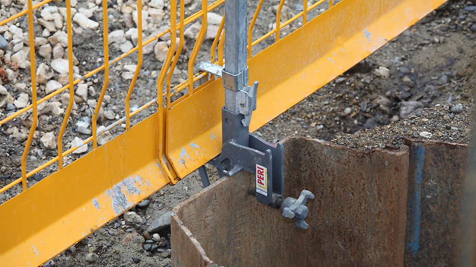 Dankzij de damwandklem kunnen de randbeveiligingshekken snel en eenvoudig aan de damwanden en berlinerwanden bevestigd worden bij PROKIT EP 110 valbescherming