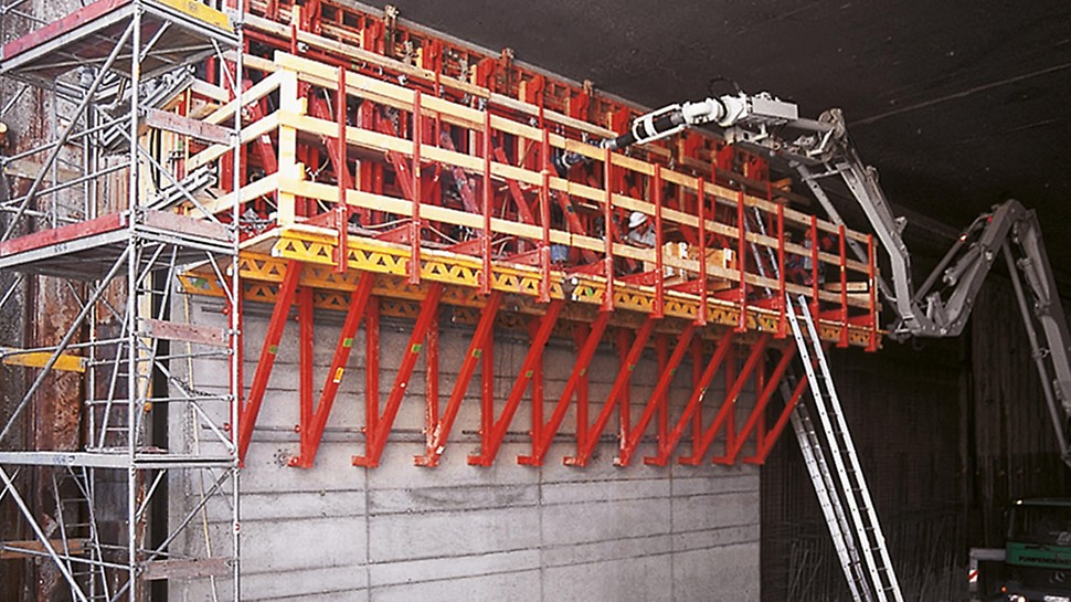 TRIO Elemente auf SKS 180 Kletterkonsolen im Einsatz auf der Baustelle des Audi Tunnels in Ingolstadt für Abschnitte, die höher als 6,55 m waren.