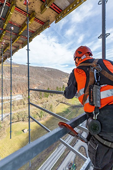 With safe, coordinated work processes, deadlines could be met without any interruptions that might delay construction. The high level of working safety facilitated both the formwork and scaffold assembly processes as well as subsequent use at great heights.