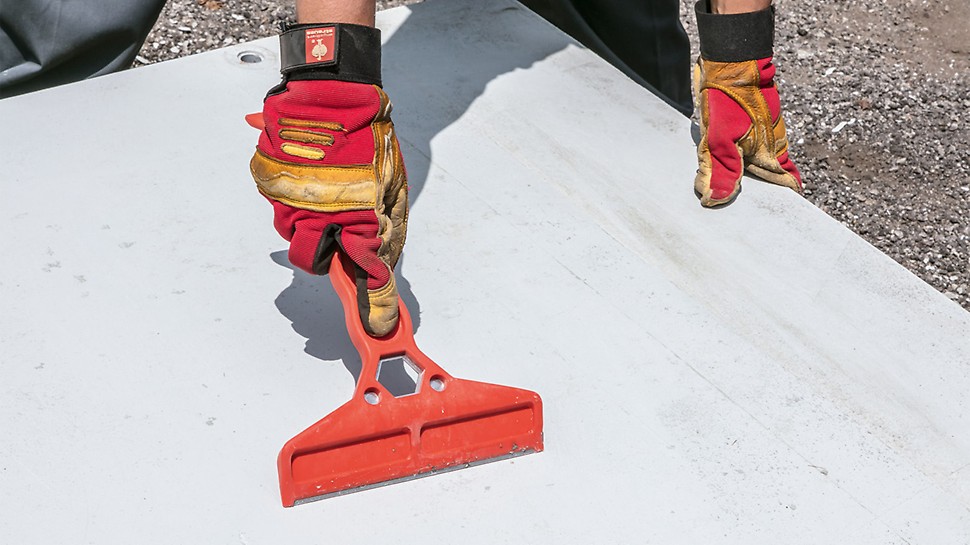 For cleaning after striking, the DUO Cleaning Device is used. Concrete residue can easily be removed using the tool.