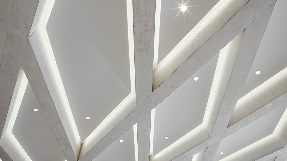 The special reinforced concrete ceiling consists of radial sharp-edged beams. These stand out in SB 4 white concrete from the underlying ceiling in SB 2 grey concrete.
(Photo: Thilo Ross)