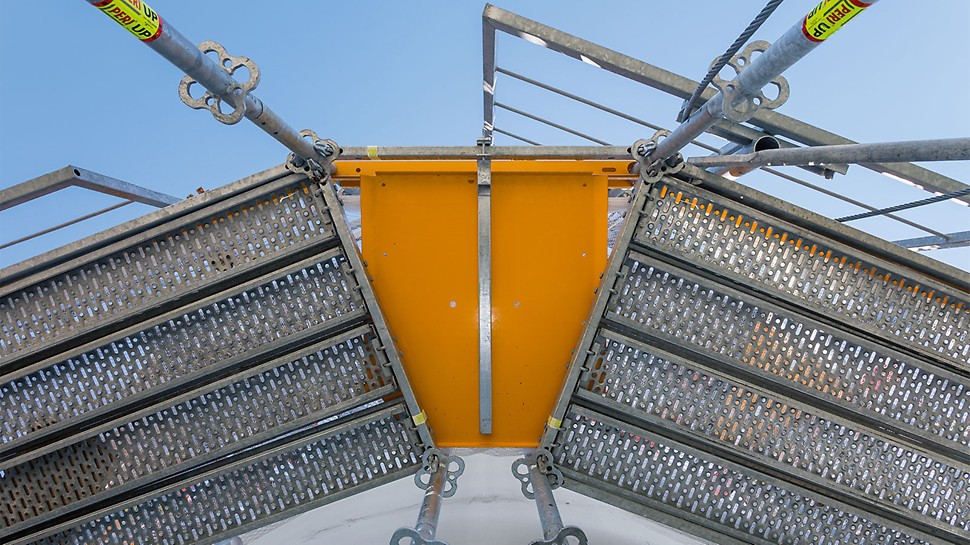 Circumferential toe boards and the use of PERI UP bridging boards ensure maximum safety without the risk of tripping – an important aspect for scaffolding erection and utilization.