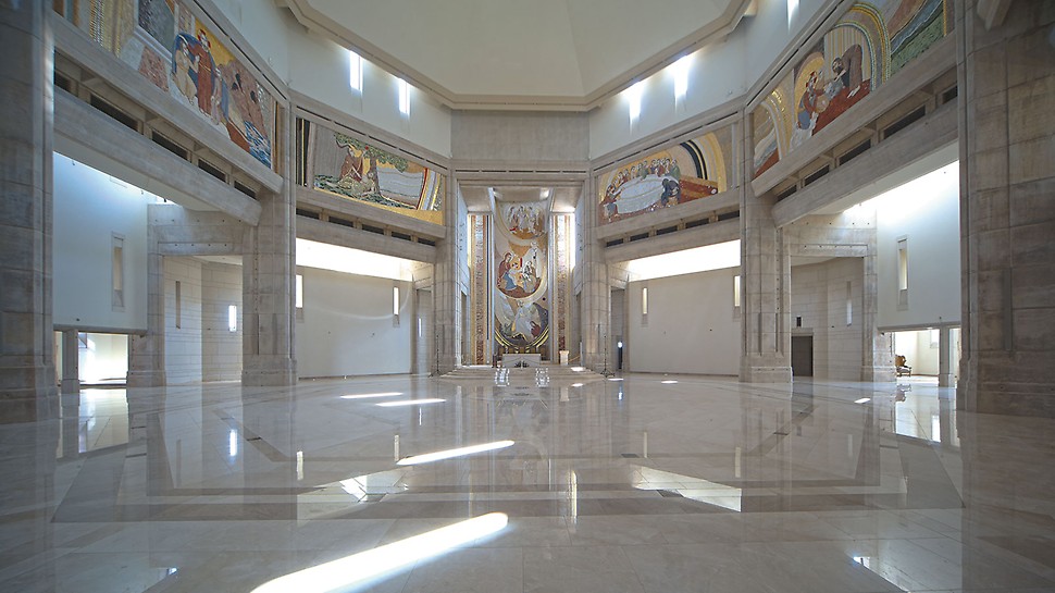 Centrum Jana Pawła II - gotowe wnętrze to gra świateł i betonu architektonicznego.