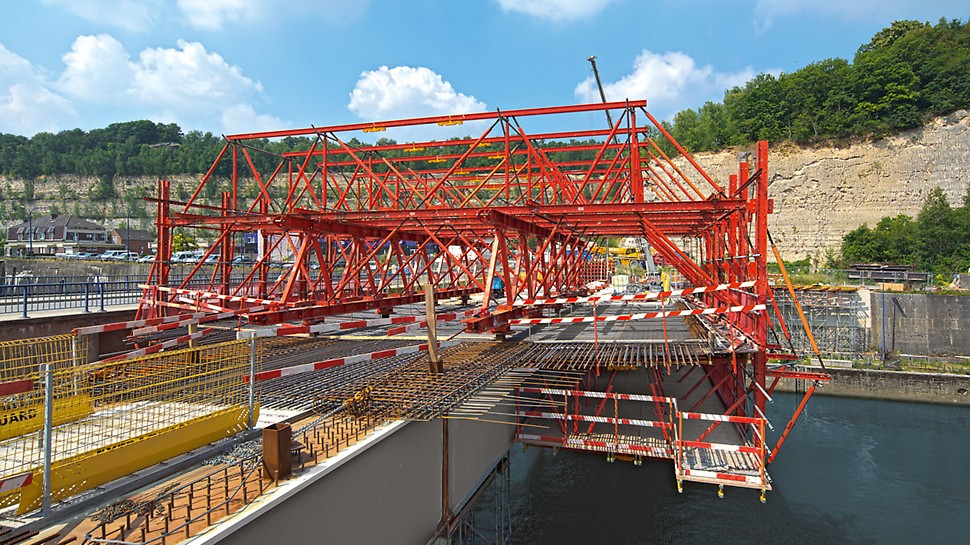Schleusenbrücke Lanaye, Belgien - Der VARIOKIT Stahlverbundwagen ließ sich auf die geometrischen und statischen Anforderungen mit 4,50 m Kragarm individuell anpassen.