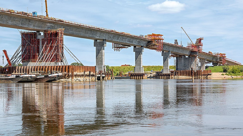 Most nurtowy M-4 przez Wisłę, o długości 808 m i konstrukcji ciągłej typu extradosed, został wykonany w technologii przejazdu dźwigara dołem.