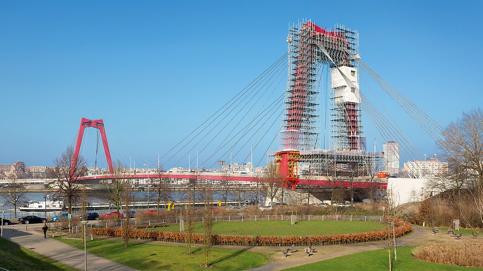 Die zu sanierende Willemsbrücke ist eine wichtige Straßenverbindung zwischen der Rotterdamer Nord- und Südstadt. Deren uneingeschränkte und gefahrlose Nutzung ist auch während der Gerüstbau- und Sanierungsarbeiten zu gewährleisten.