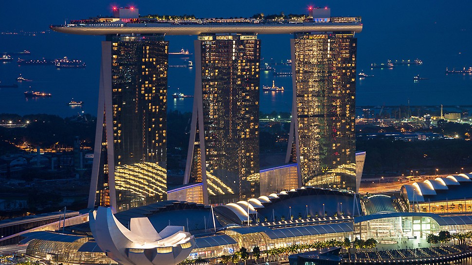 Marina Bay Sands, Singapur - In 2009, nach nur zwei Jahren Bauzeit, verbindet eine Plattform die drei Hoteltürme miteinander.