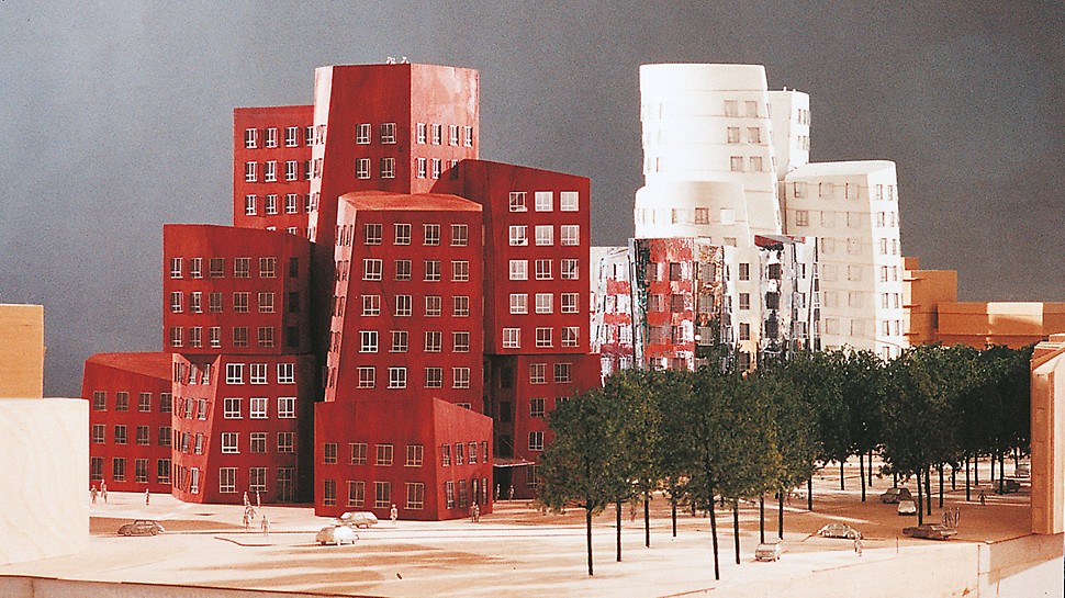 Der Neue Zollhof, Düsseldorf, Deutschland - Das "Kunst- und Medienzentrum Rheinhafen" von Frank O. Gehry gliedert sich in drei kontrastreich gestaltete Gebäudeteile und wirkt wie eine riesige Skulptur.