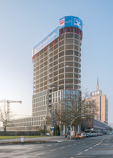 Blick auf den fertigen Rohbau des BraWoPark Business Centers II in Braunschweig.