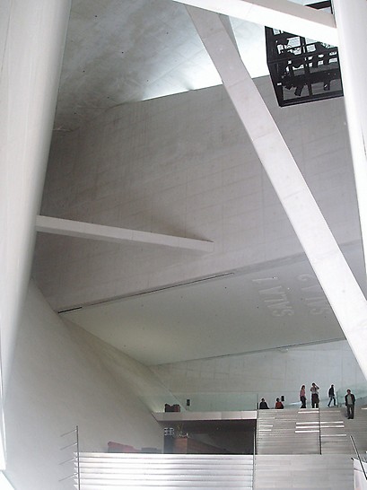 Casa da Música, Porto, Portugal - S-a utilizat exclusiv beton de culoare albă pentru toate elementele de beton, pentru a preveni posibilitatea de amestecare cu alte tipuri de beton. (Foto: A. Minson)