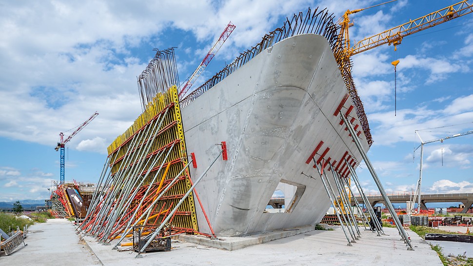 For the curved and inclined walls, elements of the VARIO GT 24 Wall Formwork were accurately planned, prefabricated and delivered to the construction site. The Girder Wall Formwork could be optimally adapted to suit the complex geometries and the high architectural concrete requirements including the required joint and tie arrangement.