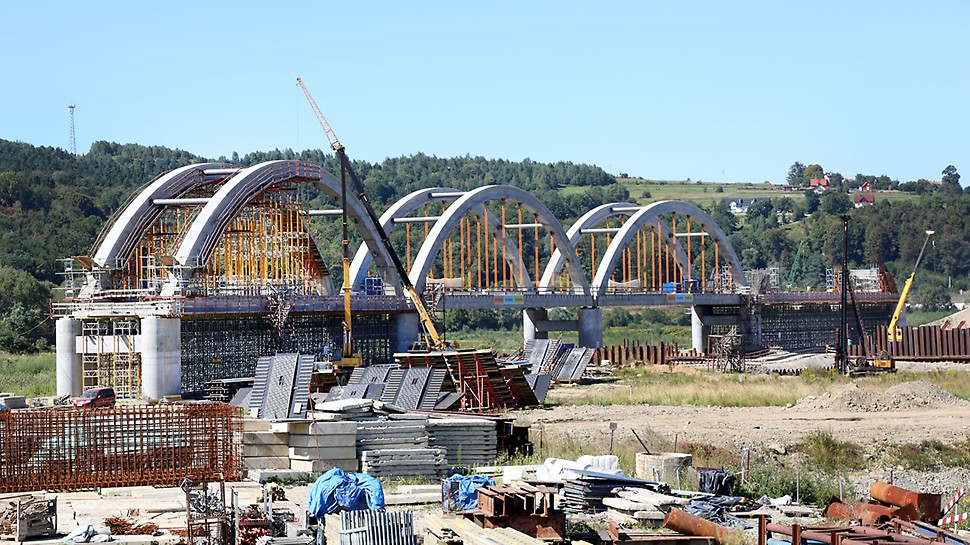 Budowa ostatnich łuków mostu.