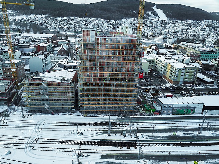 Drammen stasjon - PERI UP - høyder opptil 47,5 meter PERI UP stillas scaffolding Quality hotell river station  