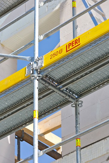 The longitudinal slot of the rail is mounted on the guardrail with the bolt and locked in place by twisting.