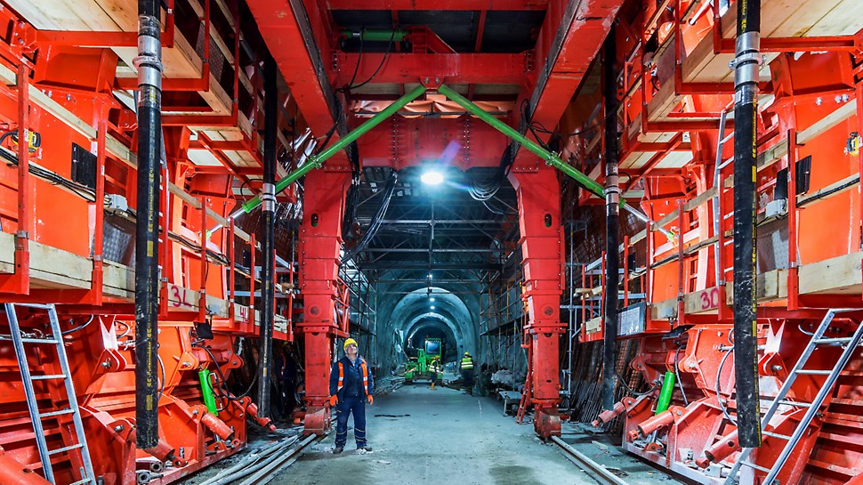 Tunelska kolica i armiračka skela projektovani su na način koji obezbeđuje slobodan prolaz kamionima za izvoženje iskopanog materijala.