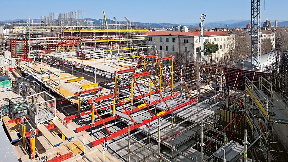 Parco della Musica e della Cultura, Florence, Italy - A construction consisting of the PERI UP scafolding system, MULTIPROP system, SLS spindles and SRU walers served as temporary support for the individual steel girders.
