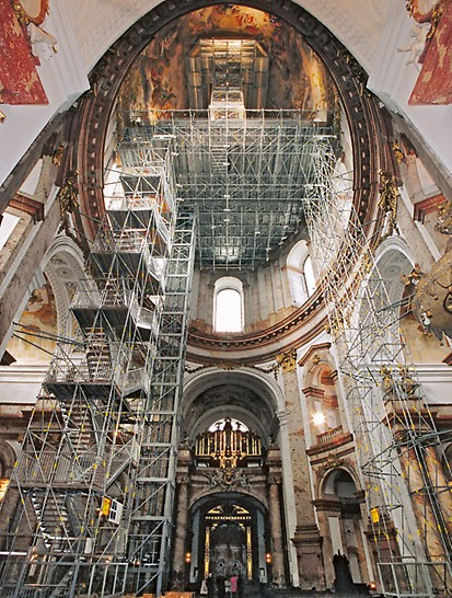 Karlskirche Wien, Österreich - 4 von Hand vormontierte und parallel verlegte PERI UP LGS Fachwerkträger bilden in 32 m Höhe das Haupttragglied der Besucherplattform.
