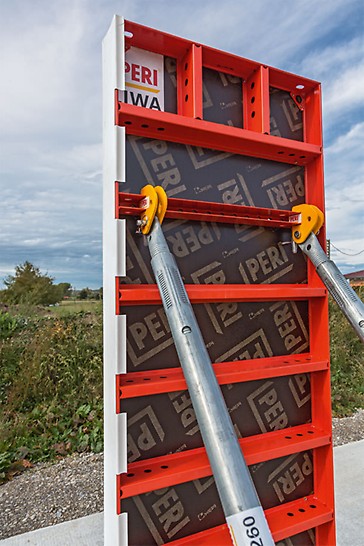 The simply designed Brace Connector can be mounted to vertical LIWA panels. For aligning horizontally-positioned panels, e.g. with foundations, the Brace Connector-2 is used.
