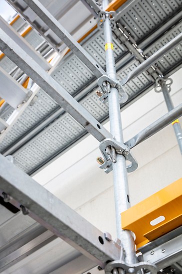 Hliníkové schodiště PERI UP Rosett Flex 75: Schodiště s obousměrným provozem u novostavby zásobníku zkapalněného plynu. Zábradlí na vnějších a prostředních schodnicích zajišťují bezpečný průchod.