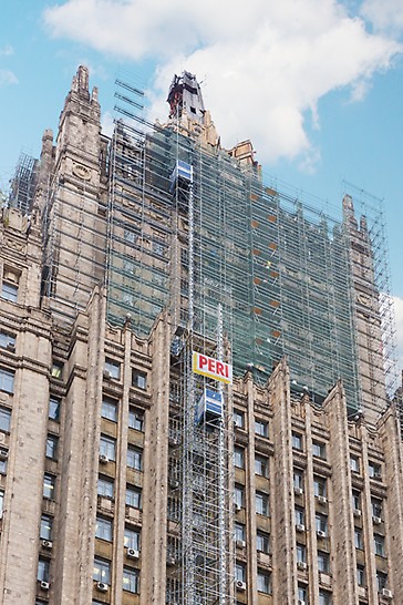 Реставрационные работы главного фасада здания, в котором расположено МИД России, ведутся на строительных лесах PERI.