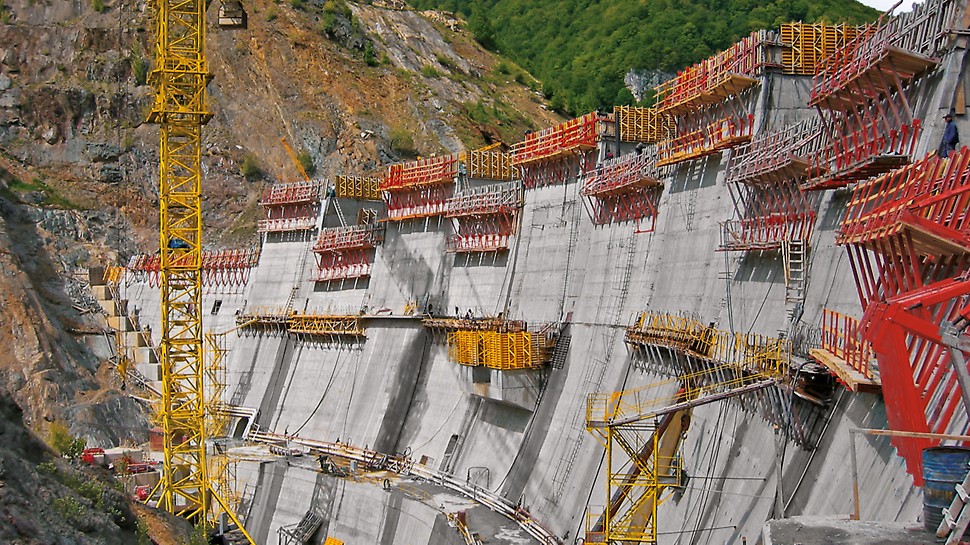 Bei dieser 280 m langen, bogenförmig verlaufenden Staudammkrone mit variablen Neigungen tragen die Kletterkonsolen hohe Lasten ab.
