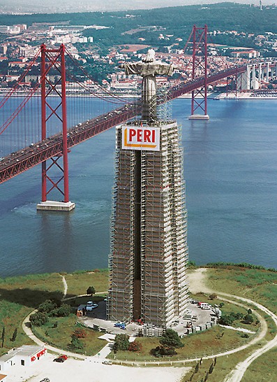 Cristo Rei Monument, Lissabon, Portugal - Die 28 m hohe Christus-Statue thront weithin sichtbar auf einem 81 m hohen Sockel am Rio Tejo.