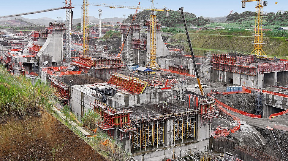 Plavební komory Panamského průplavu: Po více než 12 měsících od zahájení výstavby jsou již patrné neobvyklá velikost stavby a mohutnost jednotlivých stavebních částí. 