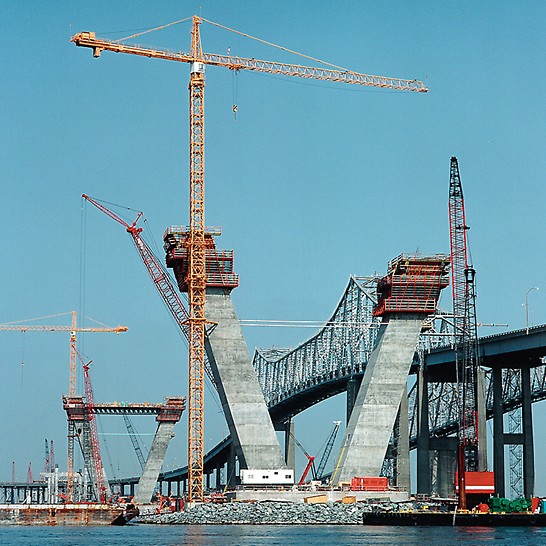 Most Artura Ravenela ml., Charleston, USA: O použití šplhavého bednění rozhodly: krátká doba výstavby, požadavky logistiky (všechen materiál se musel k pylonům přepravovat na lodích) a tím spojená nutnost minimalizovat potřebu jeřábu.