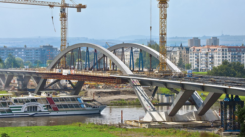 Waldschlösschenbrücke, Dresden, Deutschland - Die Waldschlösschenbrücke verbindet den Osten und den Süden der Stadt Dresden mit den Gebieten im Norden.