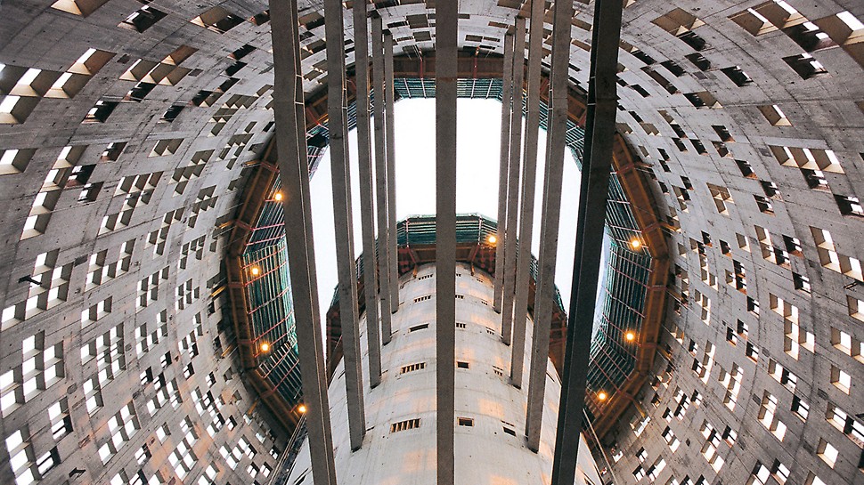Torre Agbar. Barcelona, España - El núcleo cilíndrico y los muros de fachada de este edificio de oficinas de 142 m de altura fueron construidos con la tecnología autotrepante PERI ACS.