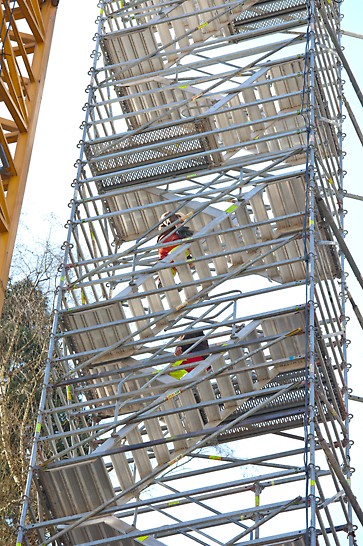Grâce au système d’échafaudages PERI UP, les ouvriers pouvaient monter à une hauteur de 70 mètres en utilisant le tour d’escaliers Alu 75 et y travailler en toute sécurité.