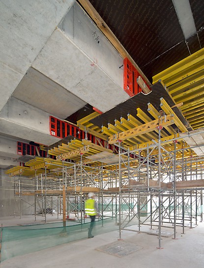 Midfield Terminal Building, Abu Dhabi - Die massiven Unterzüge werden zusammen mit den Decken in einem Guss hergestellt – mithilfe von tragfähigen PD 8 Deckentischen und leichten LIWA Elementen als Seitenschalung.