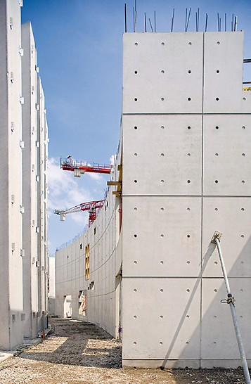 ToulAeroportul Toulouse-Blagnac, Franța - Pereți și stâlpi cu înălțime mare cu calitate de beton arhitectural – cofrajul cu grinzi pentru pereți și stâlpi VARIO a fost sistemul de bază pentru realizarea cerințelor privind calitatea suprafeței rezultate și a geometriei elementelor. 