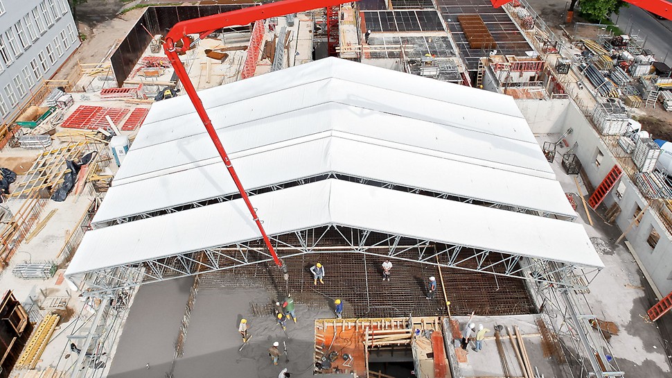 L'assemblage du toit en segments de poutres mobiles permet d'ouvrir facilement le toit, p.ex. pour l'arrivée des matériaux.