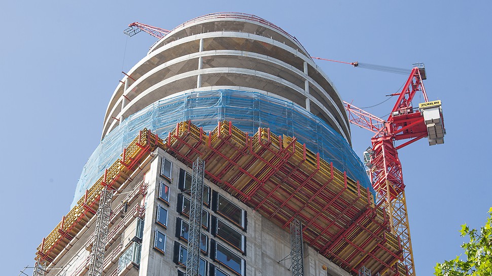 Henninger Turm, Frankfurt am Main: Scaffolding the cantilevered circular building with PERI UP Flex for installing the facade as well as the PROKIT anti-fall protection on the open slab edges supplemented the PERI complete solution.