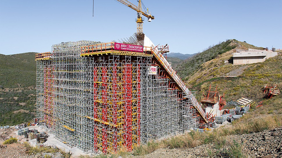 PERI Ingenieure kombinieren zwei Baukastensysteme zu einem ganzheitlichen Tragkonzept mit bis zu 20 m Höhe.