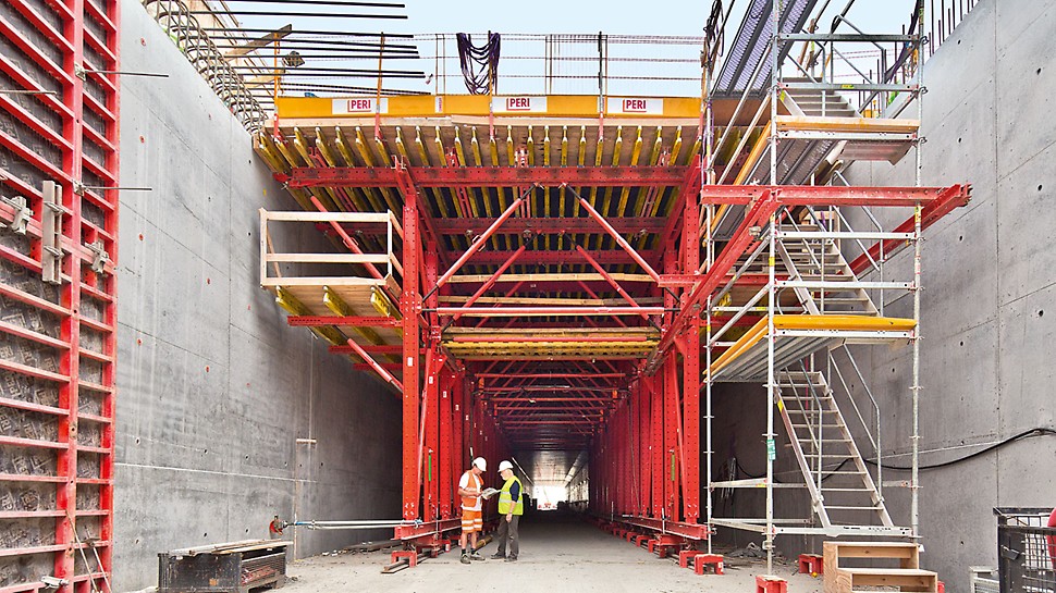 Tunelul Nordhavnsvej - Totul dintr-o singură sursă: PERI a oferit o soluție completă. Odată cu montarea turnului cu scară pentru acces Alu 75 șia  sistemului de protecție Prokit EP 110, au fost create condiții sigure de lucru pentru echipa responsabilă cu execuția atât pe zonele de acces cât și în timpul operațiunilor de mutare a cofrajului de planșeu. 