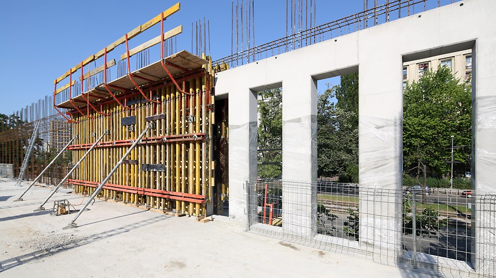 Wysokie wymagania co do jakości betonu architektonicznego spełniono dzięki użyciu dźwigarowego systemu deskowań ściennych PERI VARIO GT 24