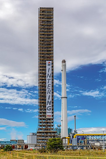 De 90 m hoge fakkeltoren van DOMO Chemicals domineert zichtbaar van veraf chemielocatie Leuna. (Foto: Intering GmbH)
