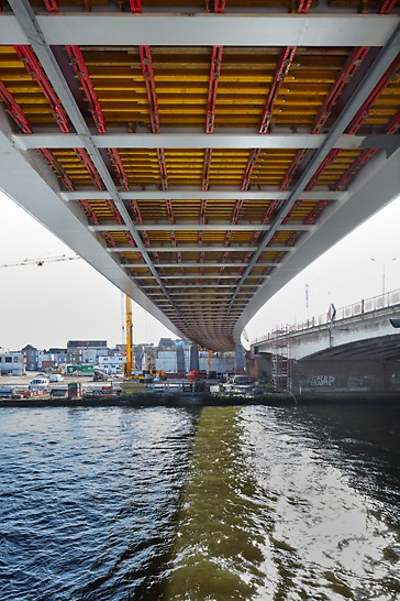 Voor de bekisting van drie nieuwe bruggen in Merksem doet aannemer Artes Roegiers een beroep op de vertrouwde PERI systemen.