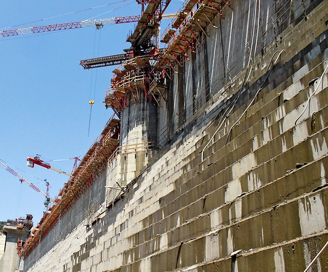 Gravity dam Barrage Koudiat Acerdoune, Algeria - With the SKS climbing system, the loads from the fresh concrete pressure were transferred without formwork ties via the brackets into the scaffold anchoring.