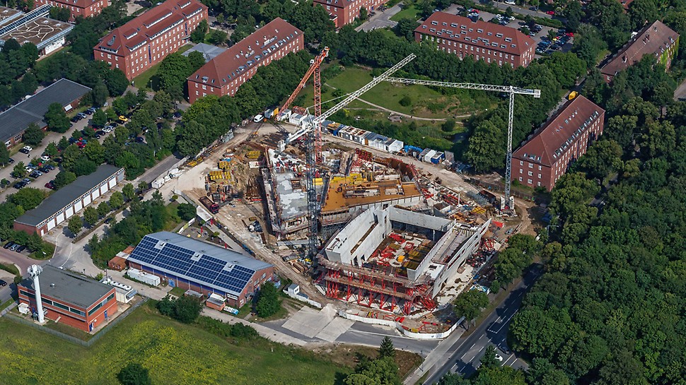 Luftaufnahme vom Bau der ersten Stockwerke mithilfe der PERI Schalungs- und Gerüstlösung für das Zentralgebäude der Leuphana Universität in Lüneburg.